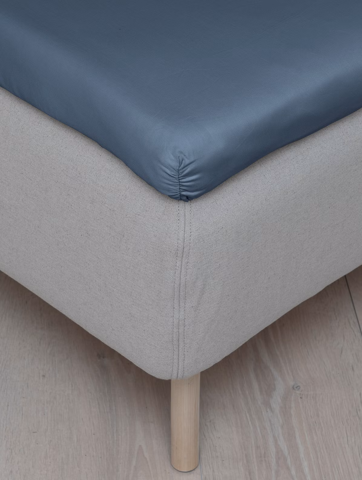 Kuversytt underlakan satin satin blå