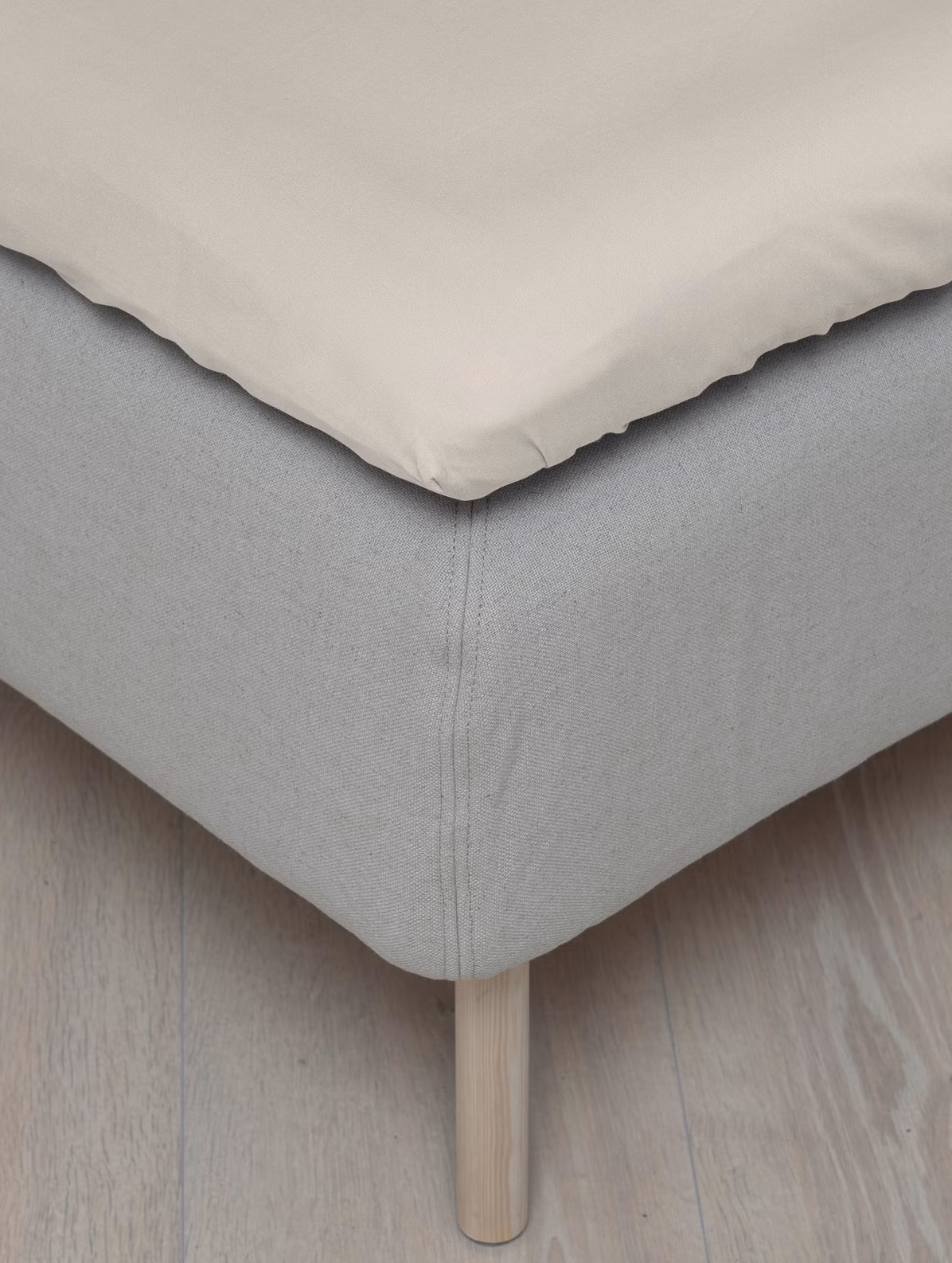 Formsytt lakan satin ljus beige