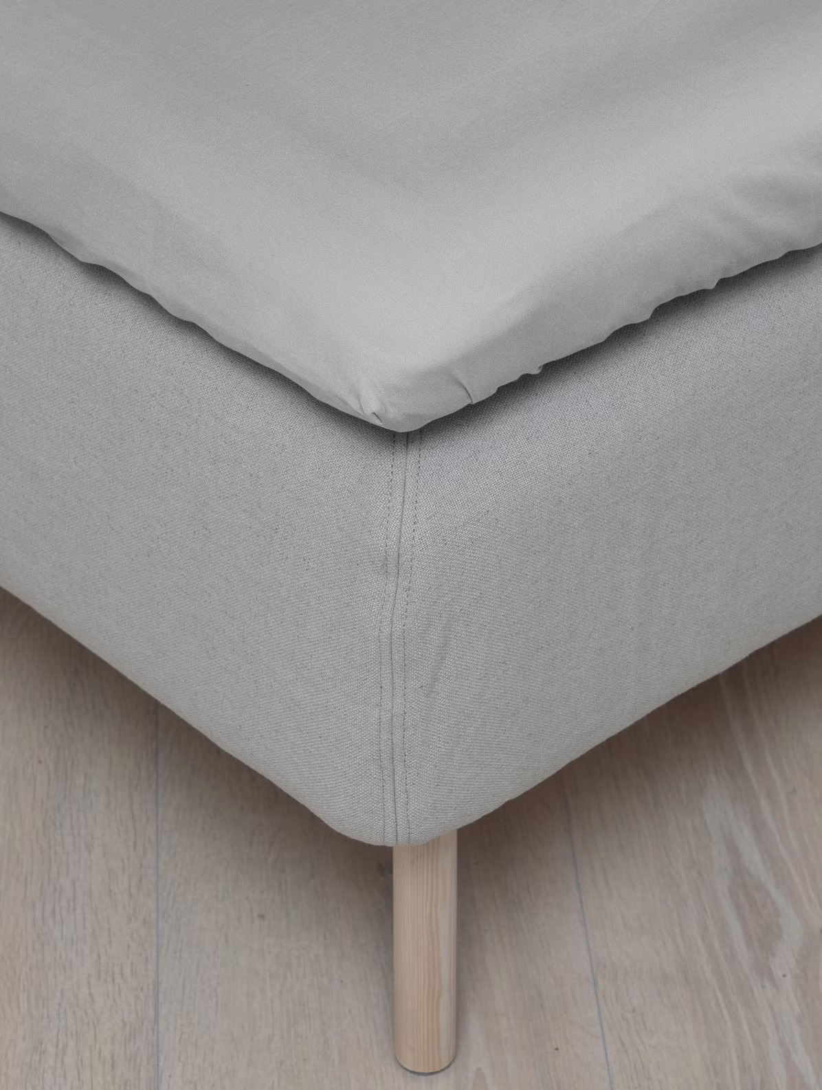 Formsytt lakan satin dämpat grå