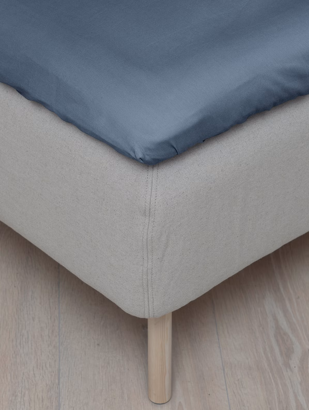 Formsytt lakan satin blå